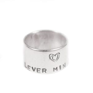 bred silverring med text med vit bakgrund