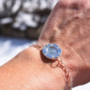 silverarmband på arm utomhus