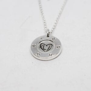 silverhalsband på vit bakgrund