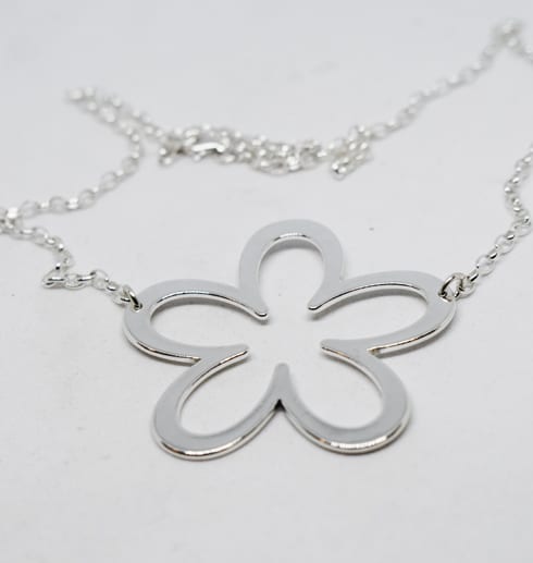 altiflower2-2.jpg silverhalsband i form av enstor blomma på vit bakgrund
