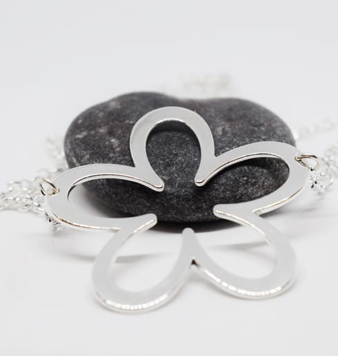altiflower3-2.jpg silverblomma ett fint halsband på grå sten med vit bakgrund