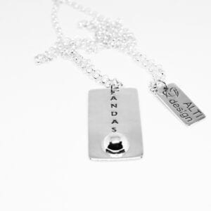 silverhalsband med texten ANDAS på vit bakgrund