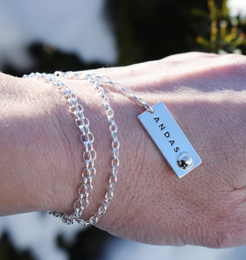 andasarmband5-2.jpg Silverarmband runt handled med texten ANDAS