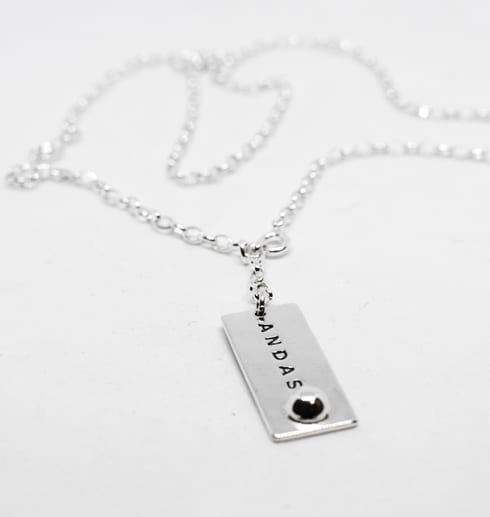 andasarmband6-2.jpg silverhalsband med texten ANDAS mot vit bakgrund