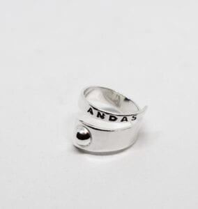 silverring meed texten ANDAS mot vit bakgrund