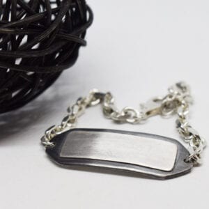 silverarmband med trådboll bredvid