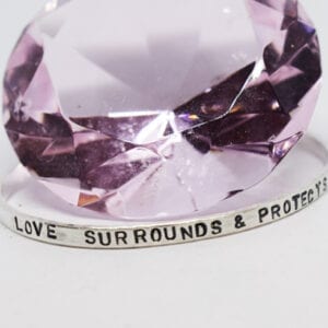 silverarmband med text med en rosa stor diamant
