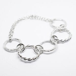 silverarmband med vit botten