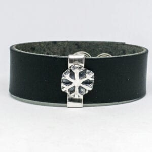 läderarmband med snöflinga med vit bakgrund
