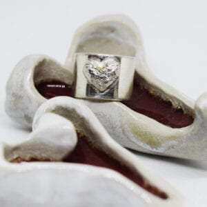 bred silverring på keramikhjärtan