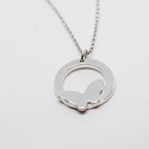silversmycke med fjäril i kedja på vit bakgrund