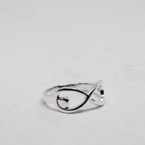 silverring mot vit bakǵrund