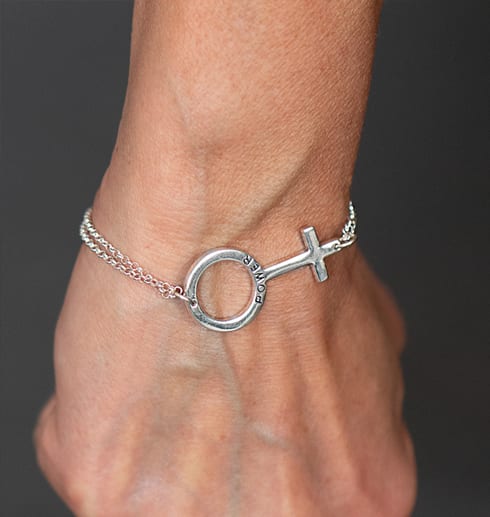 girlpowerarm6ny-2.jpg silverarmband med kvinnomärket kring handled