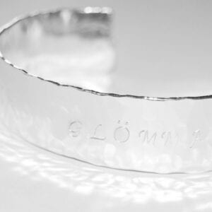 hamrat silverarmband med text på vit bakgrund