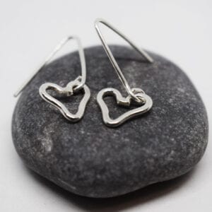 hjärtörhängen i silver på grå sten