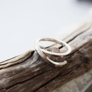 silverring på träbit utomhus