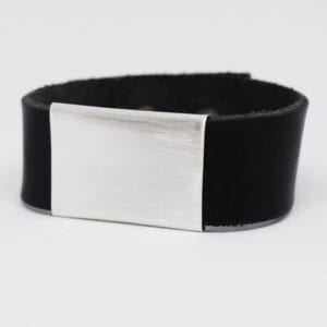 läderarmband med silverbricka på vit bakgrund