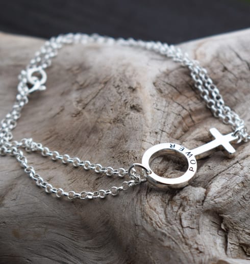 litetgirlpwerarmband5 armband på en trädgren