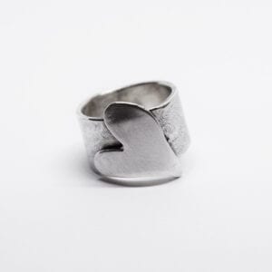 silverring med hjärta på bit botten