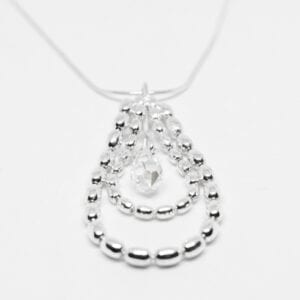 silverhalsband i kultråd på vit bakgrund