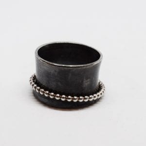svartixiderar ring med lös kulring mot vit bakgrund