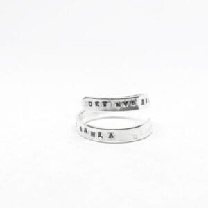 silverring med text på vit bakgrund