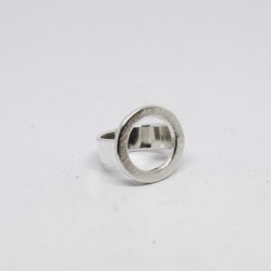 silverring med vit bakgrund