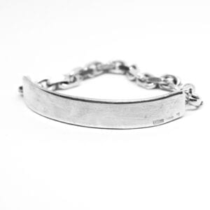 silverarmband på vit bakgrund