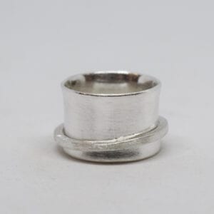 bred silverring mot vit bakgrund