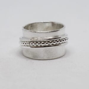 bred silverring mot vit bakgrund