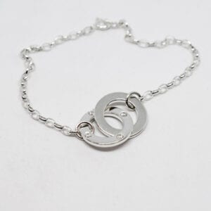 armband med ringar mot vit bakgrund