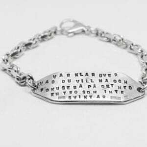 silverarmband med lång text på vit bakgrund