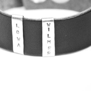 läderarmband med silverbrickor på vit bakgrund
