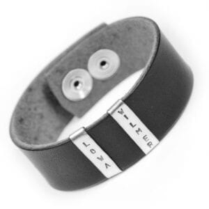 läderarmband med silverbrickor på vit botten
