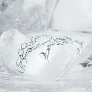 silverarmband med litet hjärta på is