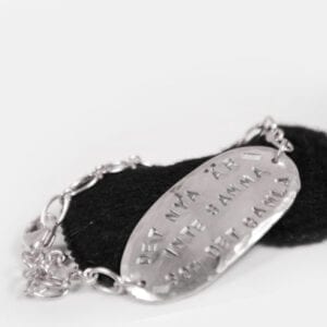 ovalt silverarmband på svart sammetskudde