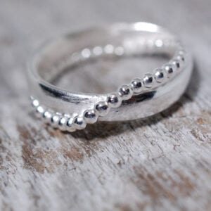 silverring på trä utomhus