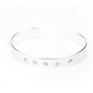 silverarmband med stenar på vit bakgrund