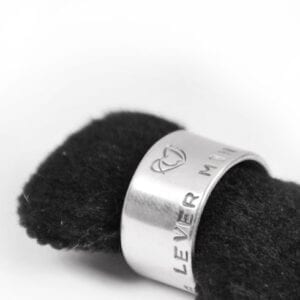 silverring med text på en svart sammetshållare