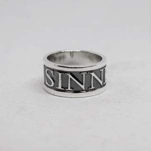 silverring med text på vit bakgrund