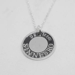 silversmycke med text på vit bakgrund