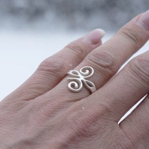 silverring på finger utomhus