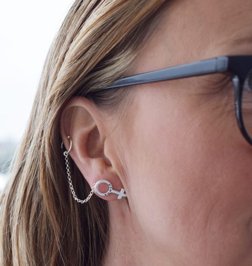 earcuff1 silverörhängen i form av kvinnosymbolen på kvinna