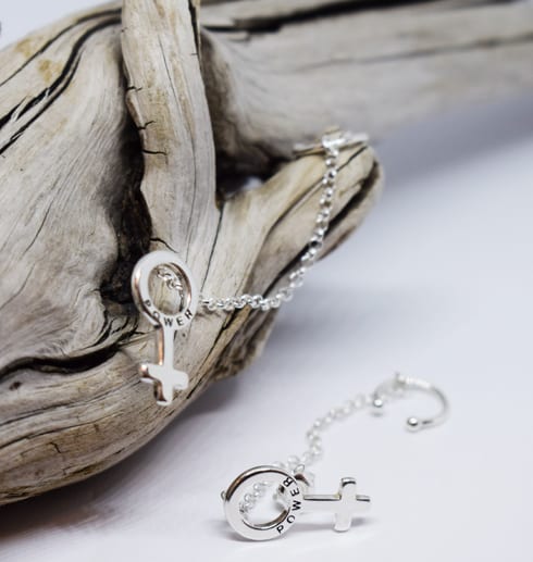 earcuff5 silverörhängen i form av kvnnosymbolen på trädgren