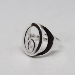 silverring med ovaler på vit bakgrund