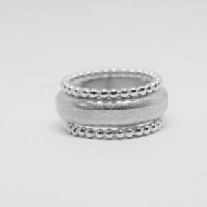 silverring bestående av tre ringar på vit bakgrund