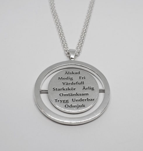 words-halsband silverhalsband med 10st ord på vit bakgrund