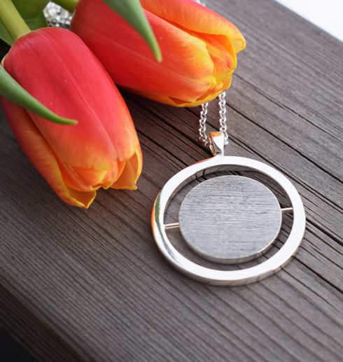 words10 Silverhalsband i rund form med matterat utseende på trä med tulpaner bredvid utomhus