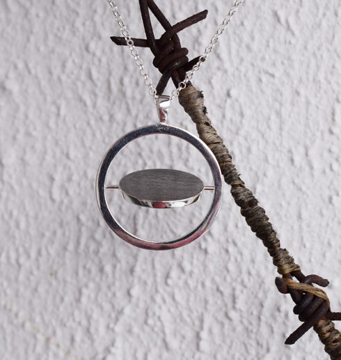 words11 Silverhalsband vändbart utomhus på rostig taggtråd