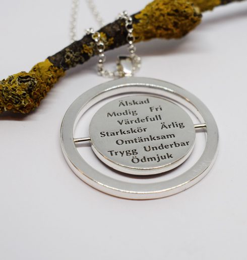 words12 silverhalsband i rund form med 10st ord på med trädgren bakom
